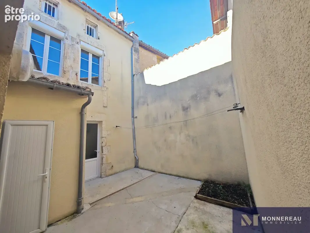 Immeuble mixte a blanzac - photo 2