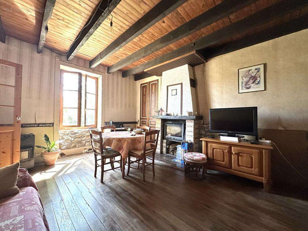Maison 143 m² à Saint-Denis-Des-Murs  - photo 2