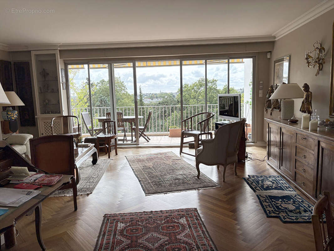 Bel appartement T5 traversant de 126 m² donnant sur une terrasse Sud Ouest avec vue panoramique sur la Chézine en étage élevé av - photo 3