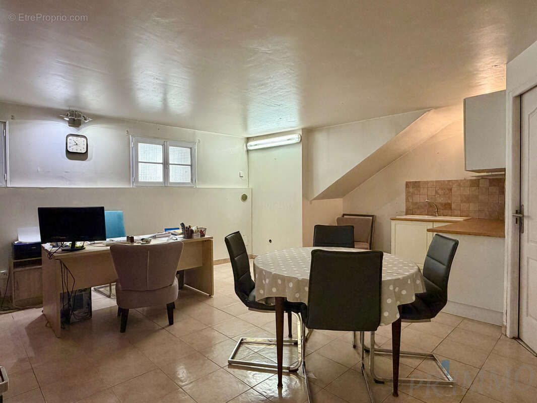 Local d'activité aménagé en appartement 42 m2 + Garage   Centre-ville de Fréjus - photo 4