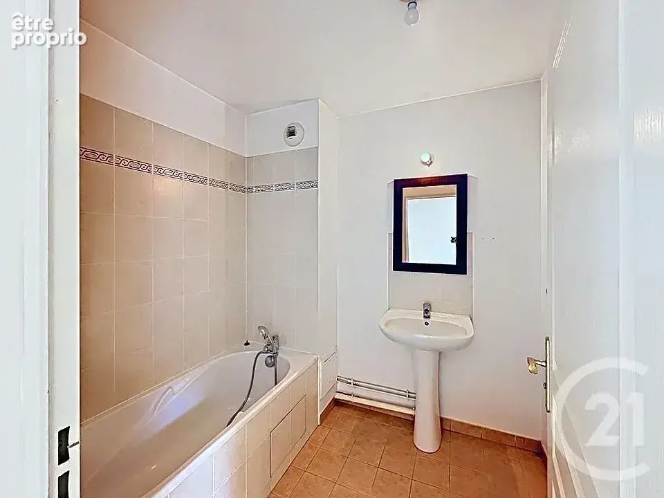 Appartement 65 m² à Combs-La-Ville  - photo 9