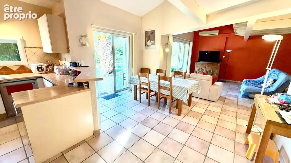 Villa avec piscine sur 800 m² de jardin clos, arboré et paysagé. - photo 4