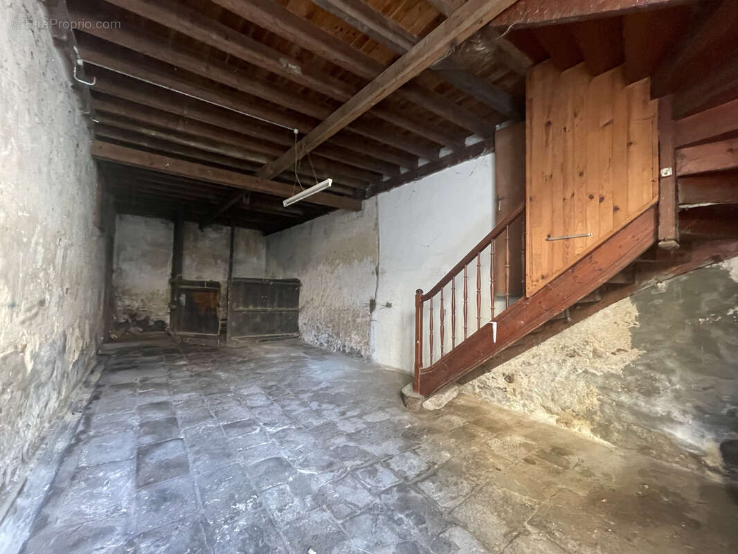 Vaste maison en pierre 300 m2 environ à rénover centre bourg - photo 3