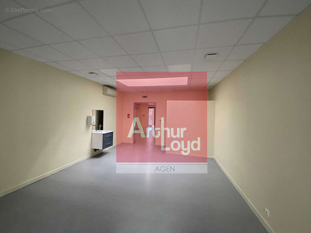 Commerce 330 m² à Sainte-Livrade-Sur-Lot  - photo 4