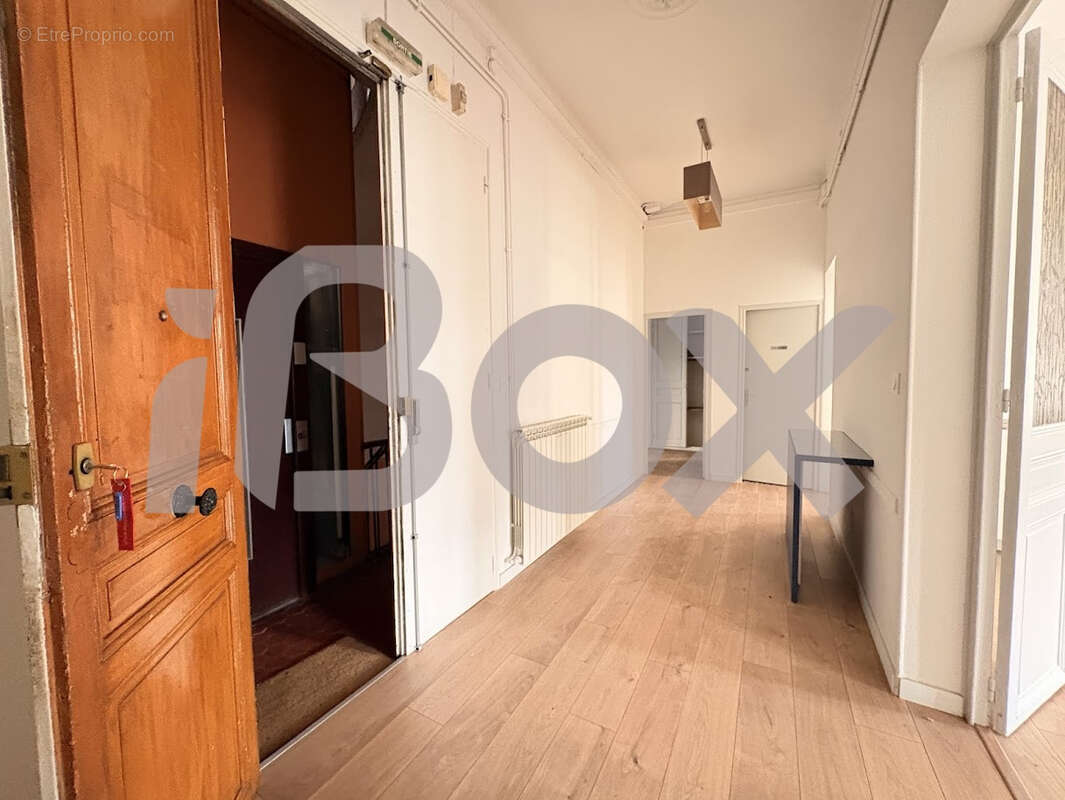 HAUTE VILLE - T5/6 de 148m2 avec cave et mansarde - photo 2