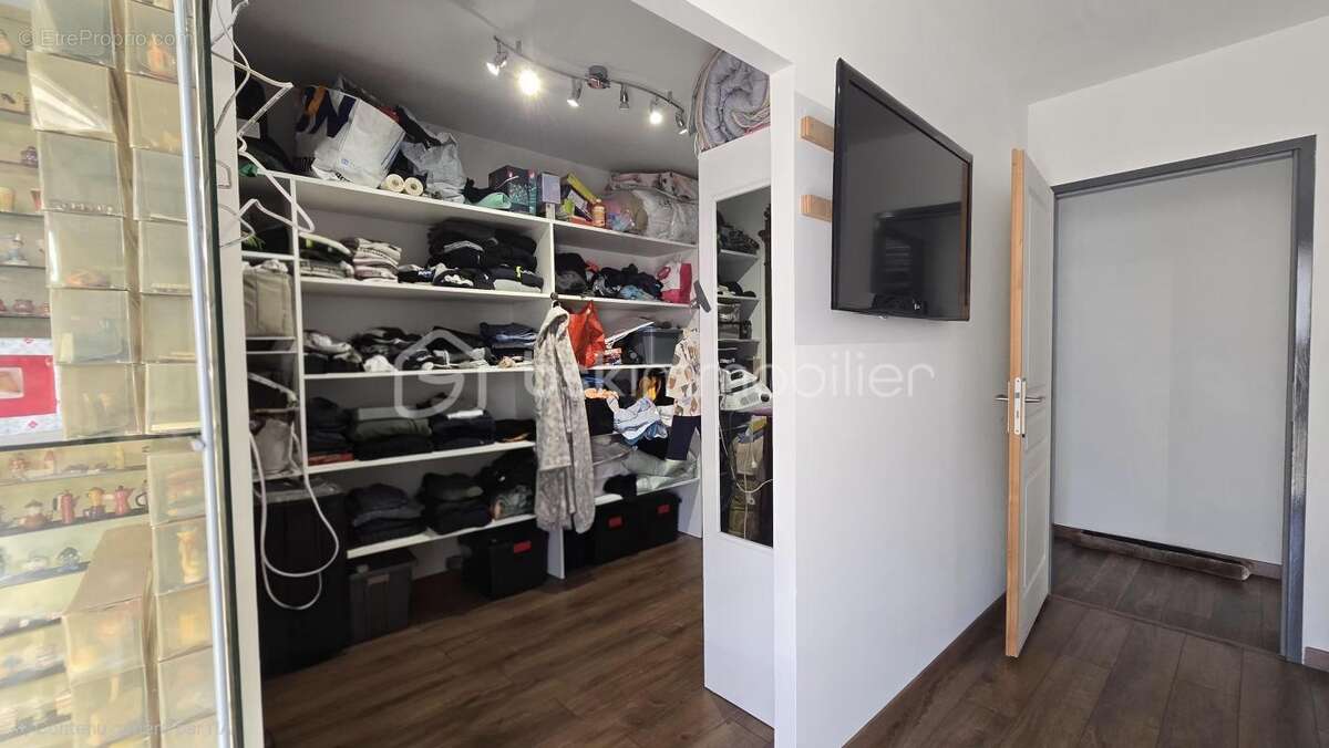 Maison spacieuse de 2019, lumineuse, quatre chambres, bureau, garage, grand terrain agricole - photo 16