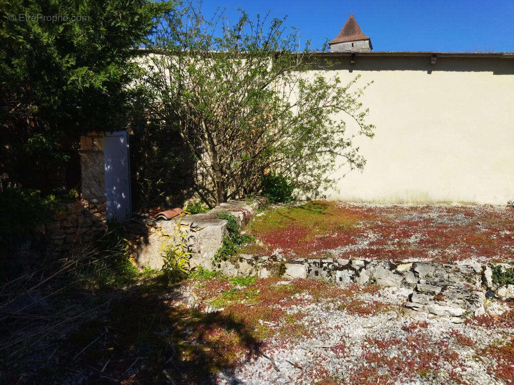 mur jardin non attenant - Maison à LUGAGNAC