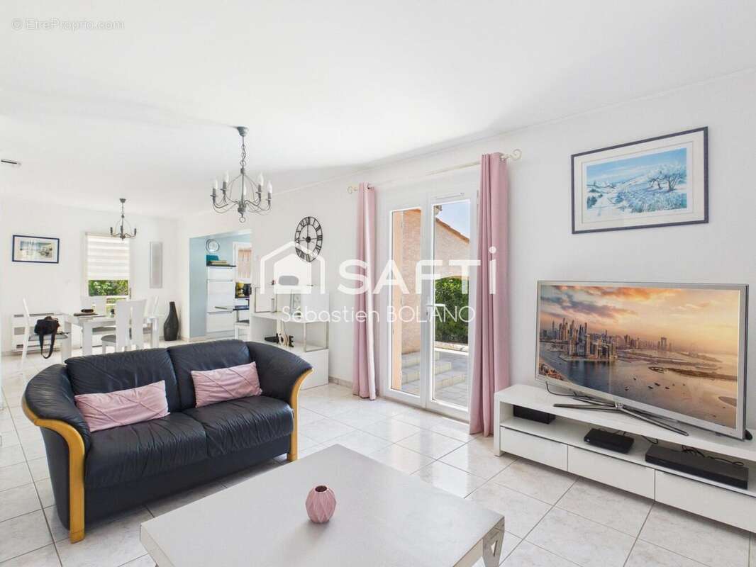 Maison 106 m² à Claira  - photo 4