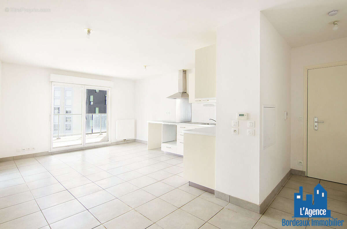 Exclusivité ! bordeaux - appartement type 2 d'environ 45 m² avec une terrasse de 20m² + place de parking en sous-sol. benoît tre - photo 2