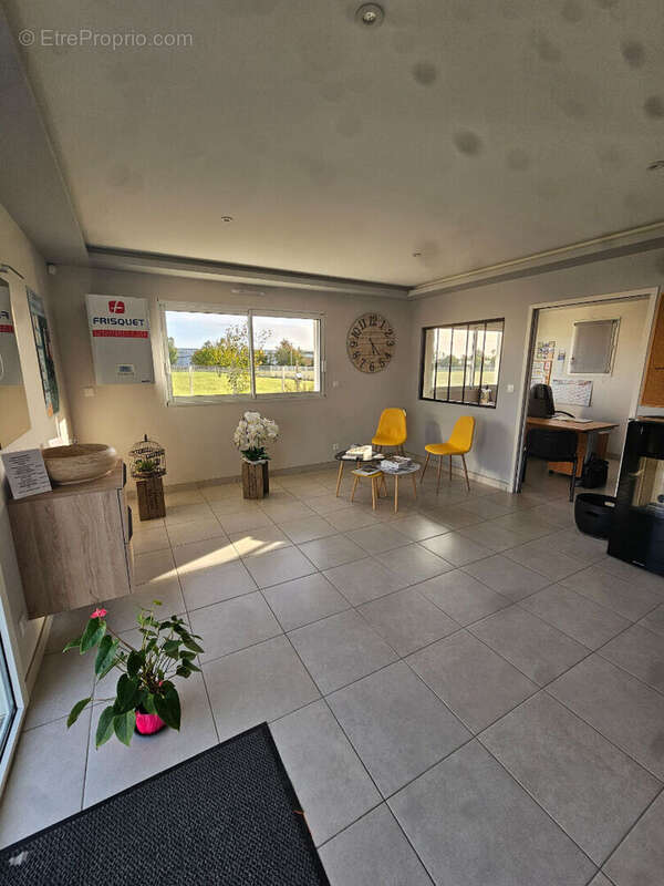 Commerce à LA CHAIZE-LE-VICOMTE