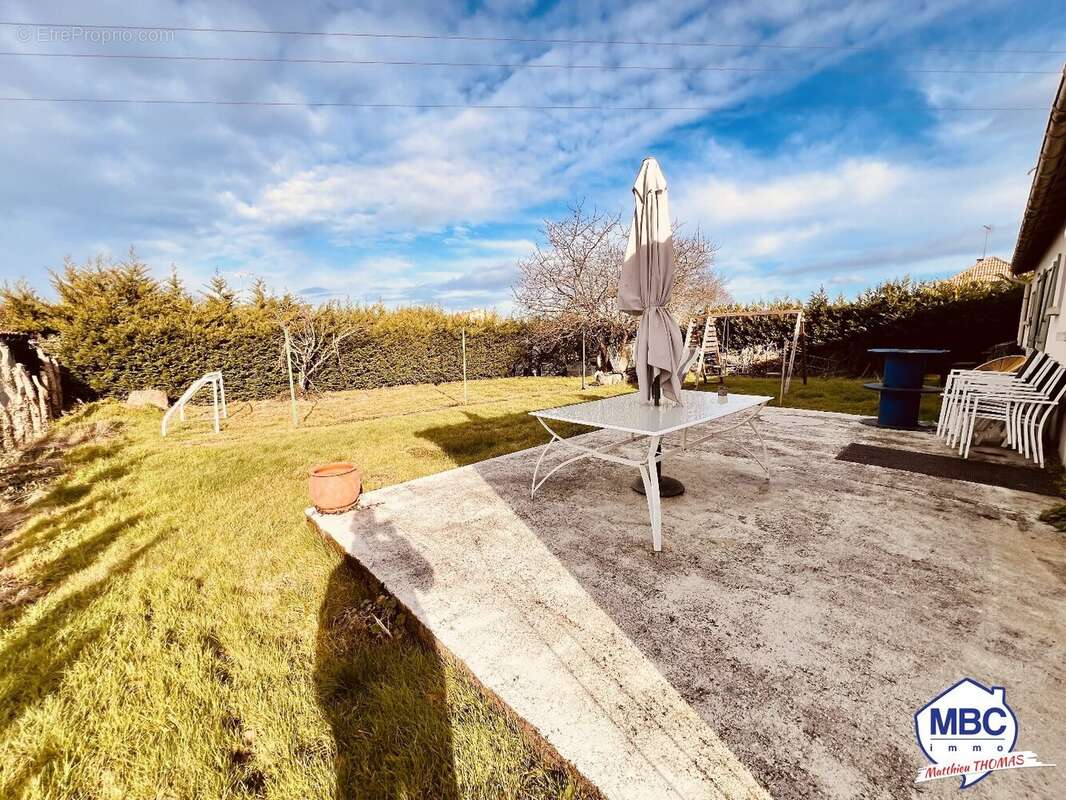 Maison à SAINT-PIERRE-MONTLIMART