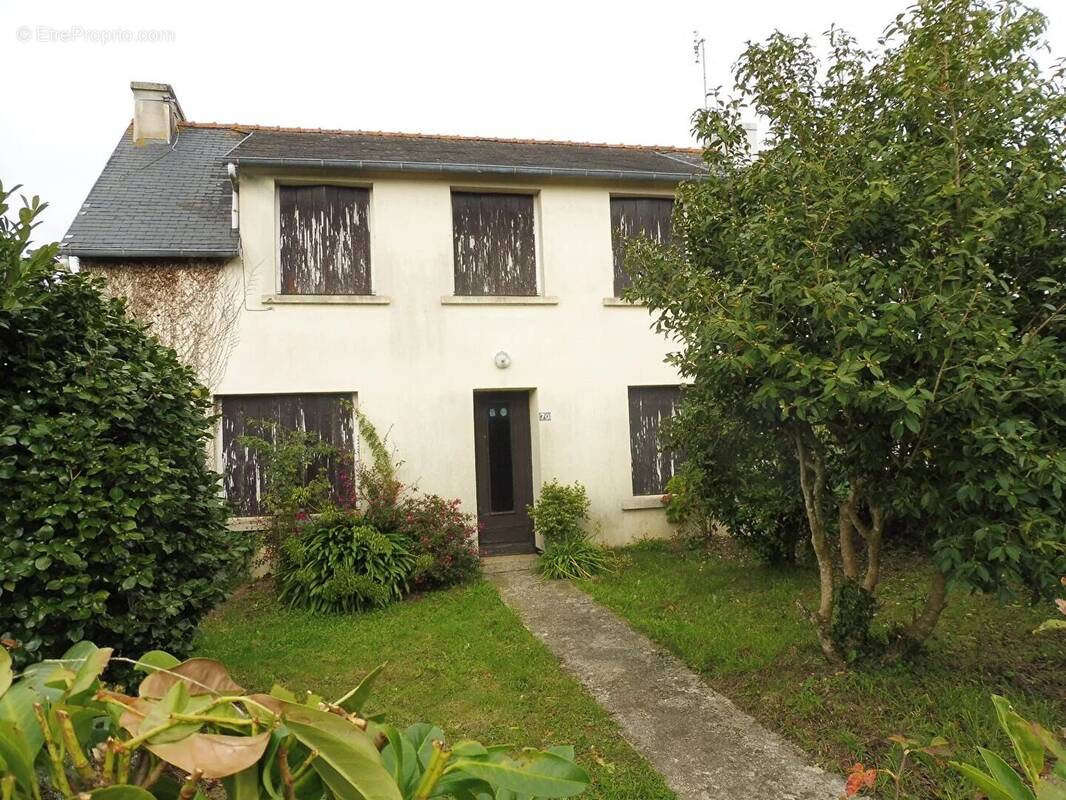 Maison à CHATEAUNEUF-DU-FAOU