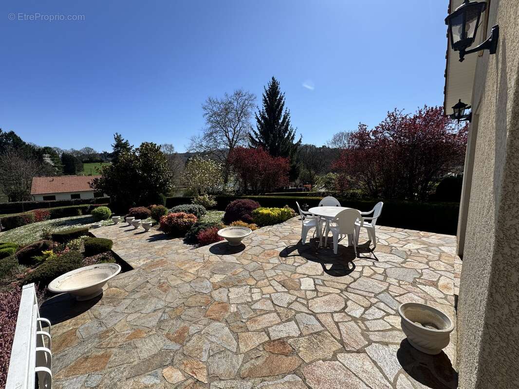 Maison à EYMOUTIERS