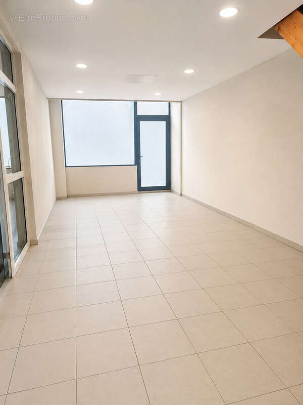 Vend garage / Local de 355m2 à Béziers - photo 2
