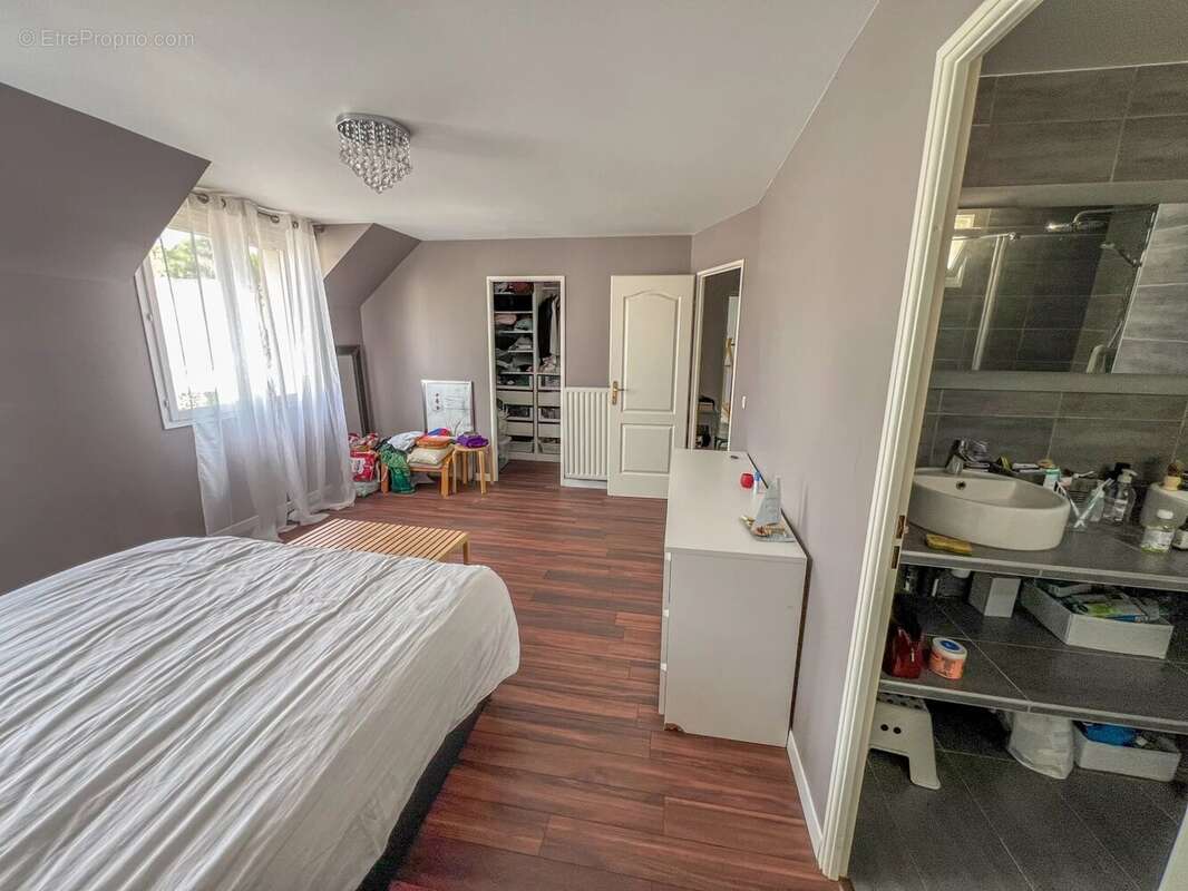 Maison à LE MESNIL-SAINT-DENIS