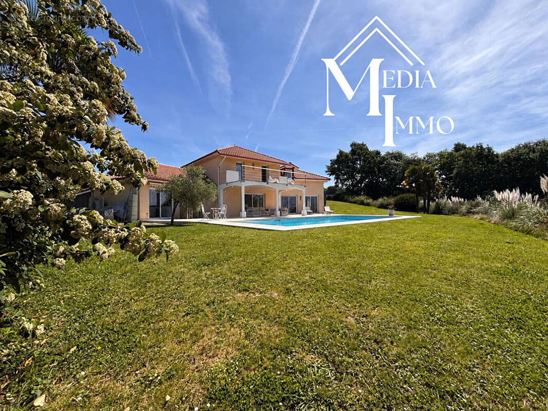 Maison T6 entre Artix et Lescar 200 m2 avec piscine et incroyable vue sur les pyrénées. - photo 14