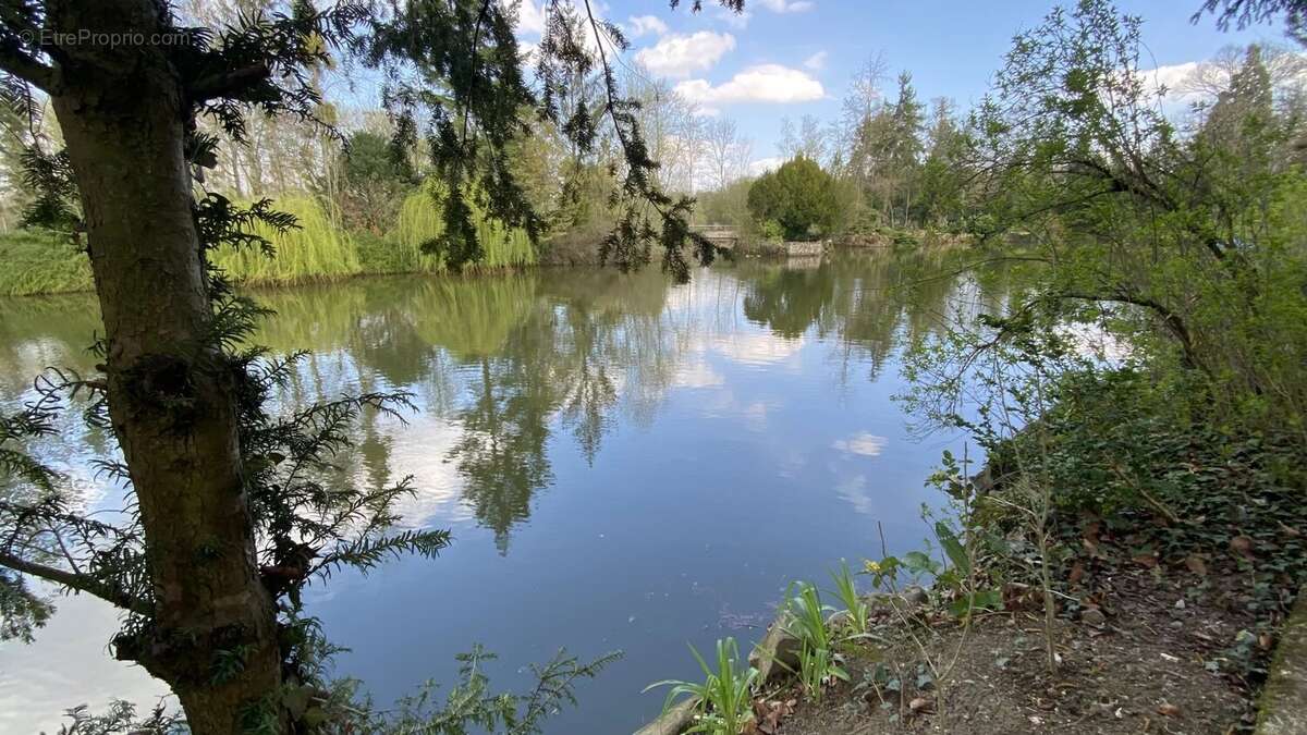 Terrain à MEZIERES-SUR-OISE