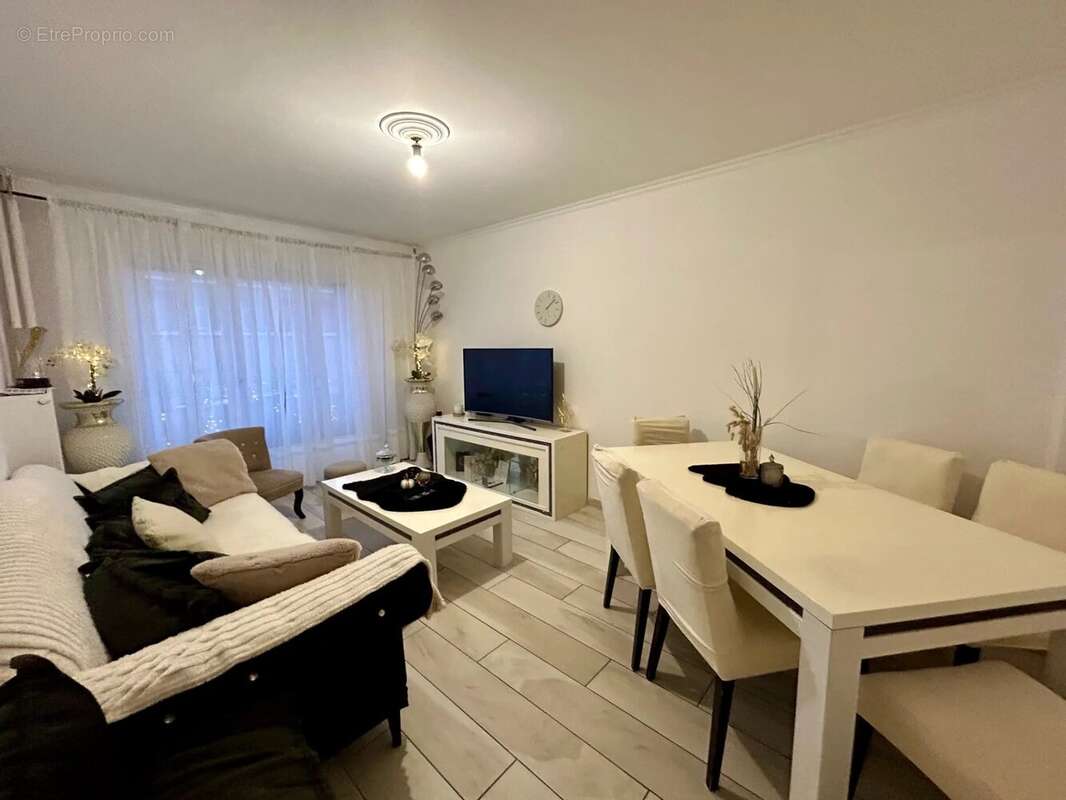 Appartement à SAINT-LAURENT-DU-VAR