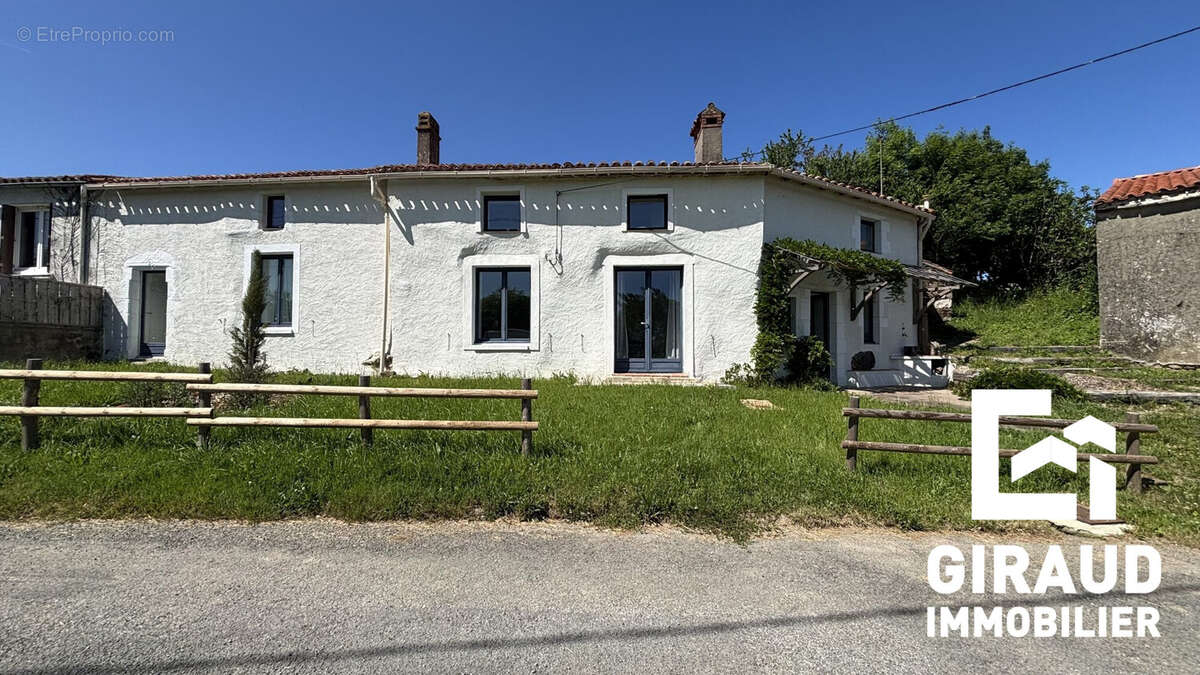 Maison 117 m² à Breuil-Barret  - photo 2