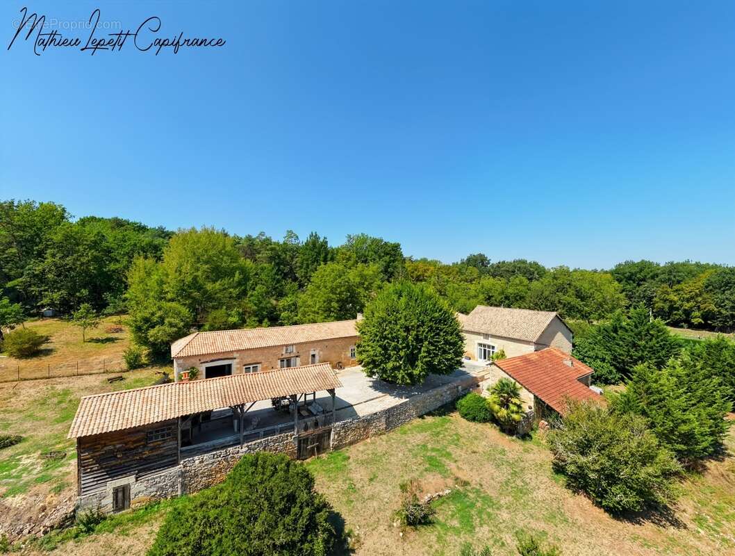 Aux portes de Périgueux – Authentique longère en pierre du XIXᵉ siècle 210 M²- T7 – DPE B – Terrain clos de 1,14 hectare-dépenda - photo 3