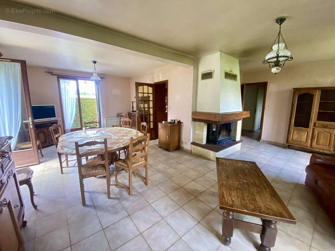 Séjour - salon - Maison à CHEVRU