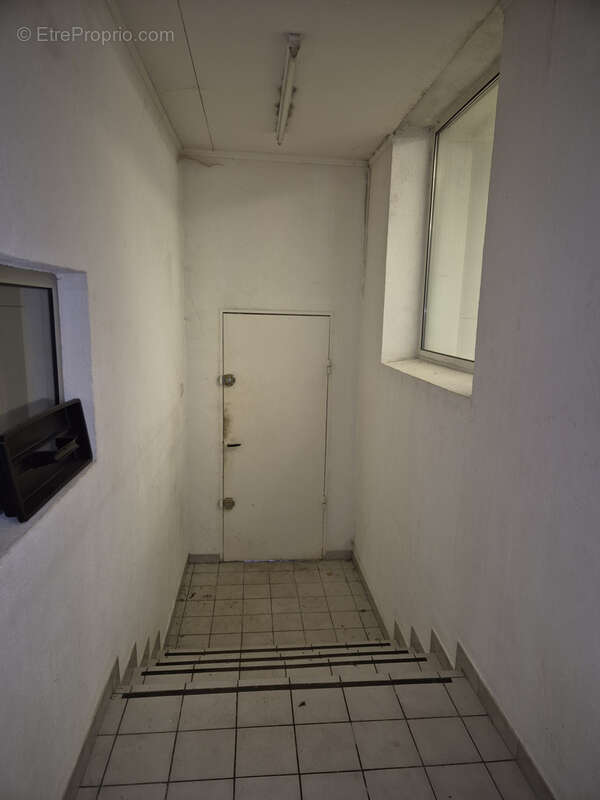 Bâtiment industriel à vendre   Alès • ±660 m2 sur terrain clos 1 389 m2 - photo 28