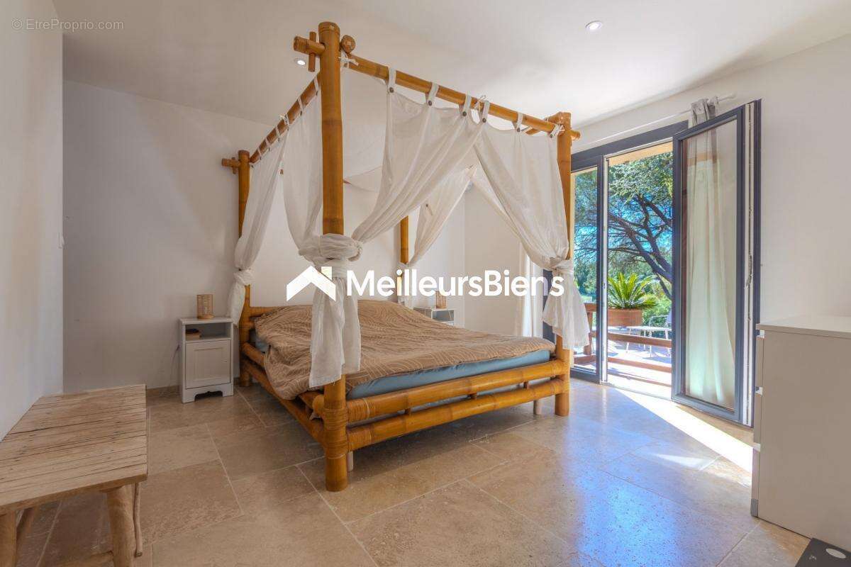 Maison à ROQUEBRUNE-SUR-ARGENS