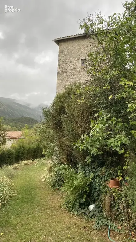 Une demeure de caractère au sein d’un château du XVe siècle - photo 9