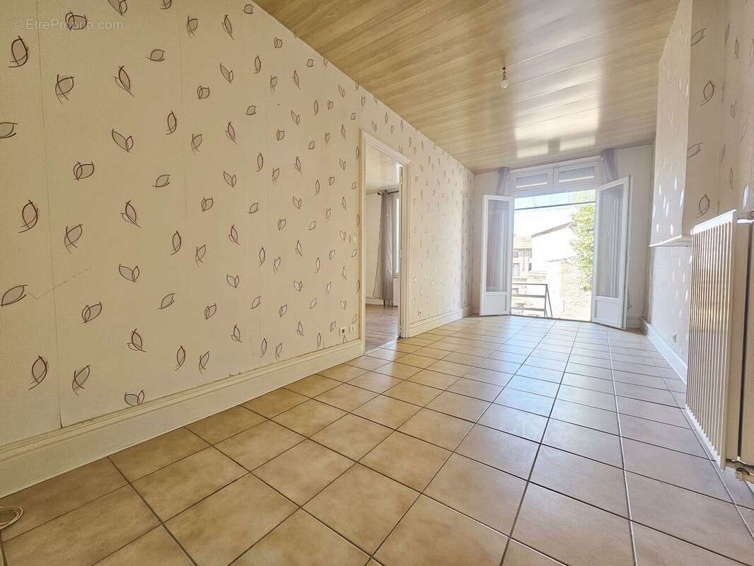 Photo 8 - Appartement à SAINT-GENEST-LERPT