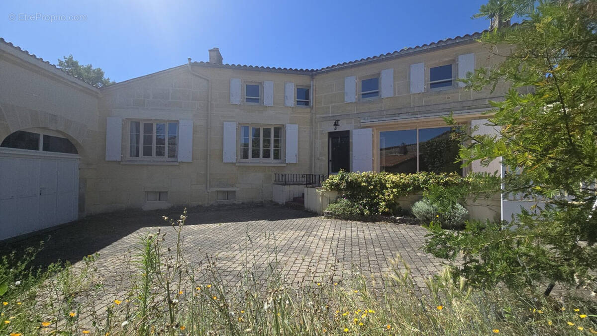 Façade. #Laurent BERGER immobilier Cognac - Maison à SAINT-SULPICE-DE-COGNAC