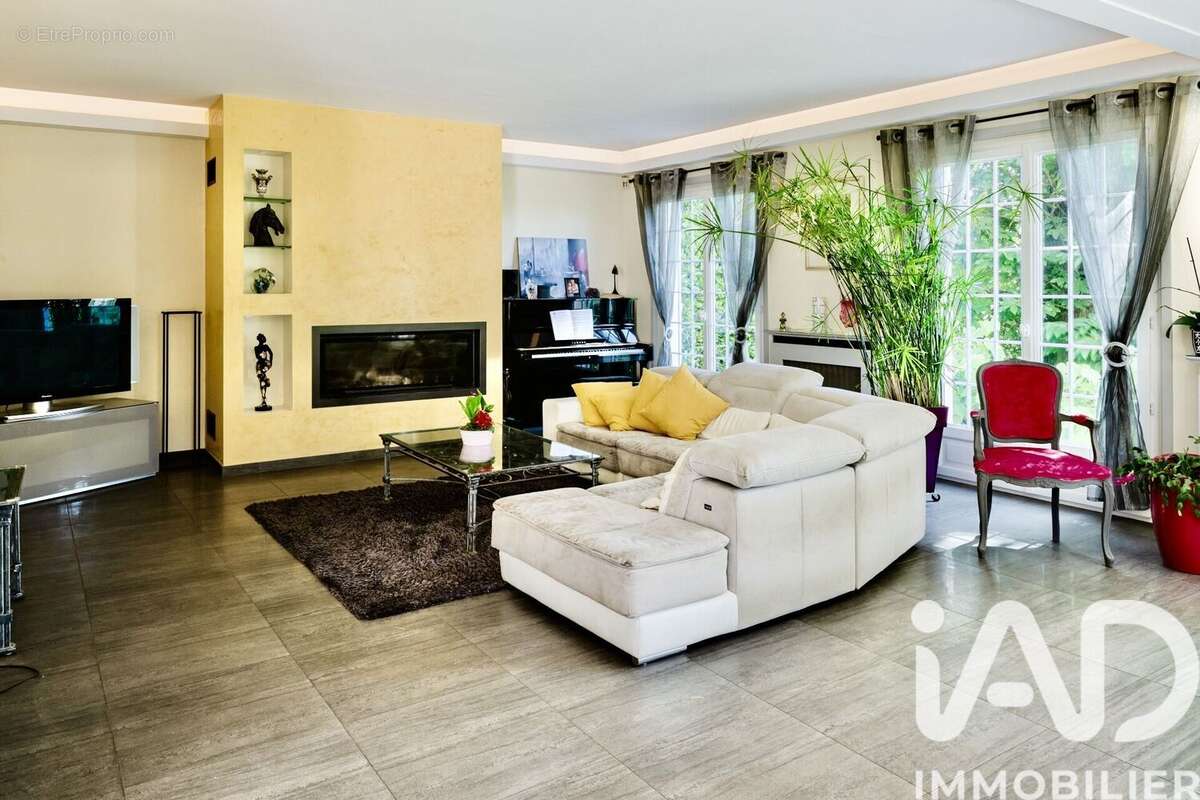 Maison 234 m² à Verrieres-Le-Buisson  - photo 6