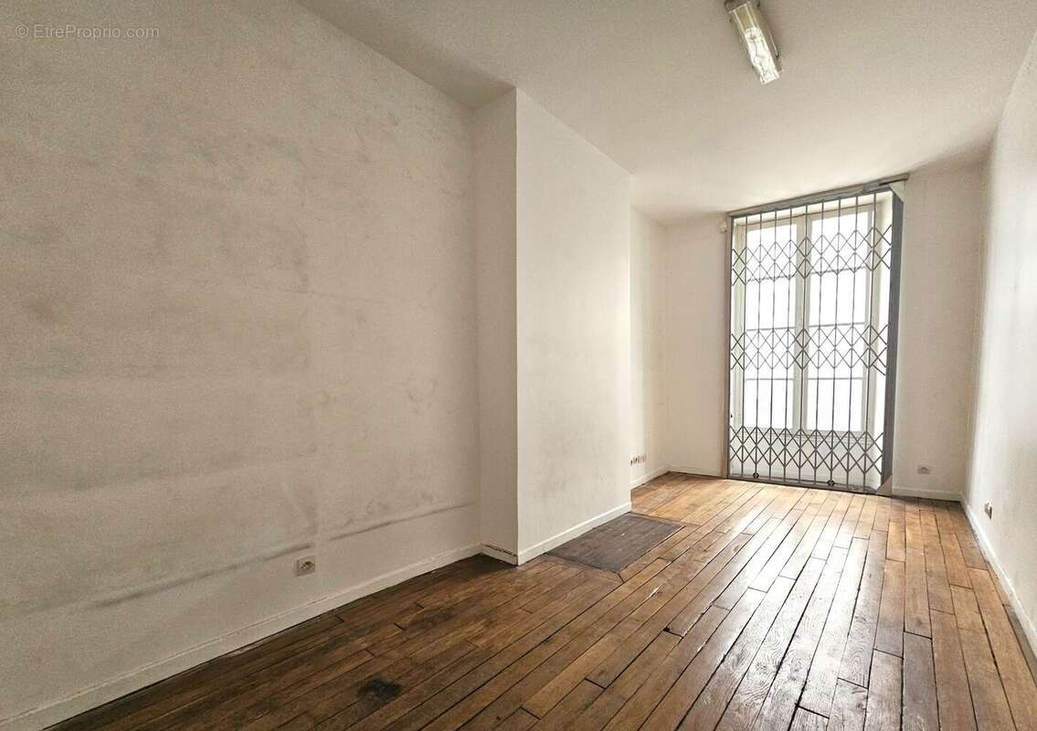Etage pièce sur rue - Commerce à PARIS-11E