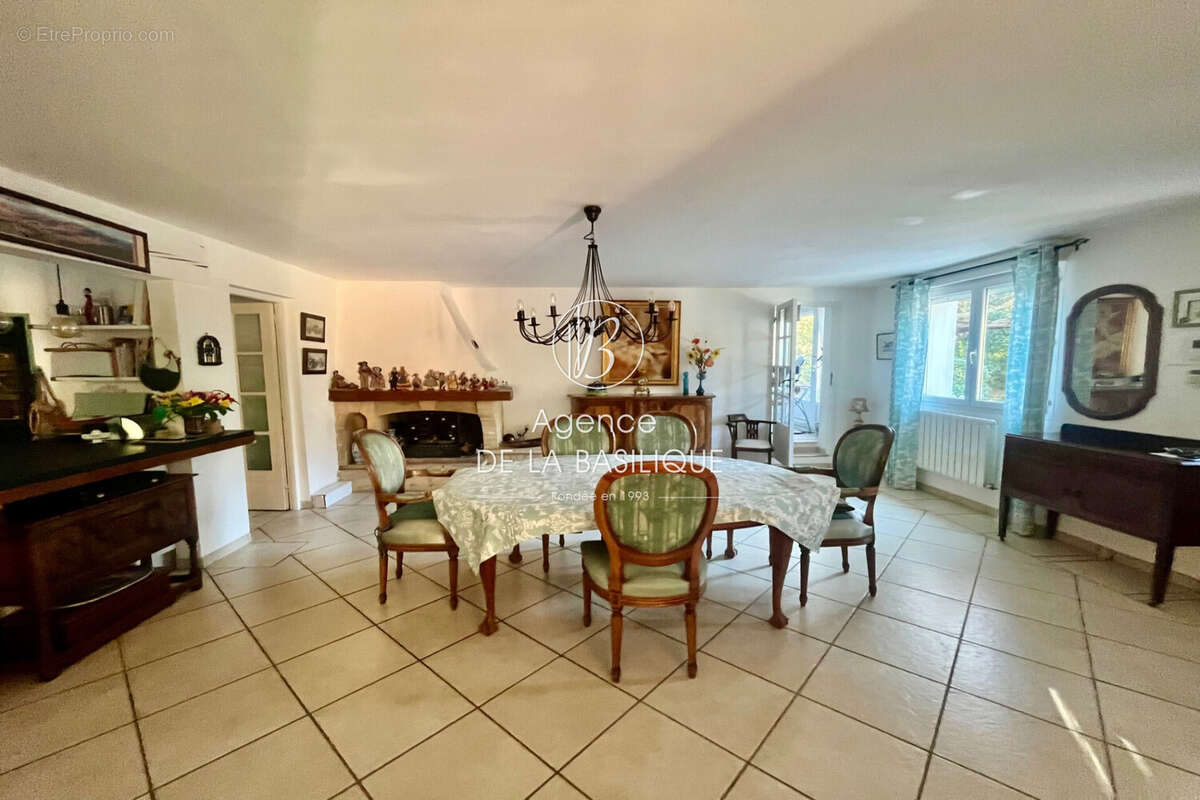 Maison à SAINT-MAXIMIN-LA-SAINTE-BAUME