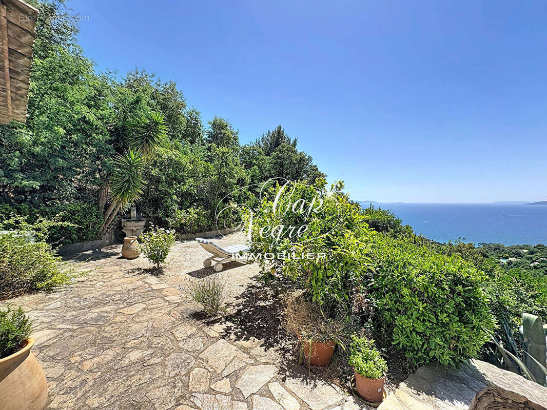 Villa provençale disposant d'une magnifique vue sur la mer - photo 3