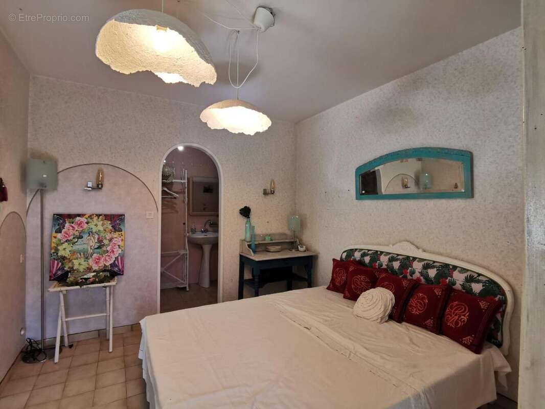   - Maison à SAINT-ETIENNE-DE-FONTBELLON