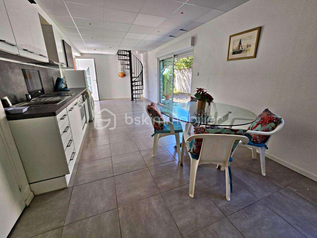 EXCLUSIVITÉ – À 100 m de la mer – Maison T5 + Duplex indépendant – Idéal famille, investissement ou projet multigénérationnel - photo 22