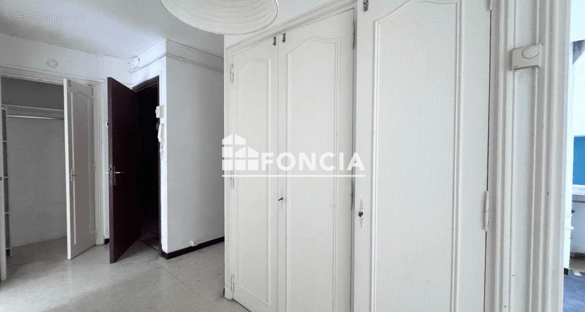 Beaux volumes et fort potentiel pour ce 79 m² avec double séjour, garage, parking et cave - photo 6