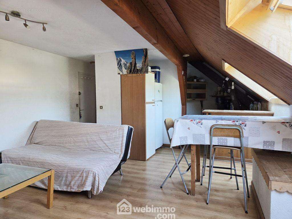Proche du centre-ville et des commodités, il est composé d'une entrée avec placard, - Appartement à ALBERTVILLE