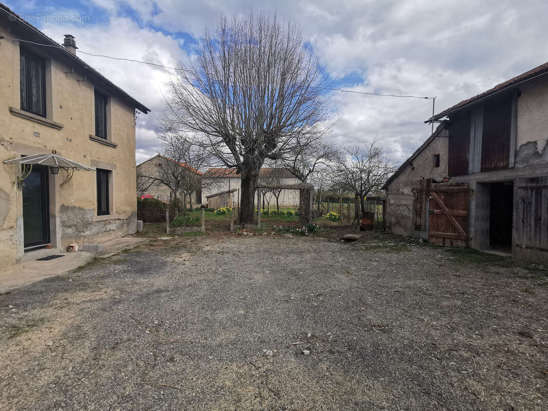 Maison à SAINT-CLEMENT-DE-REGNAT