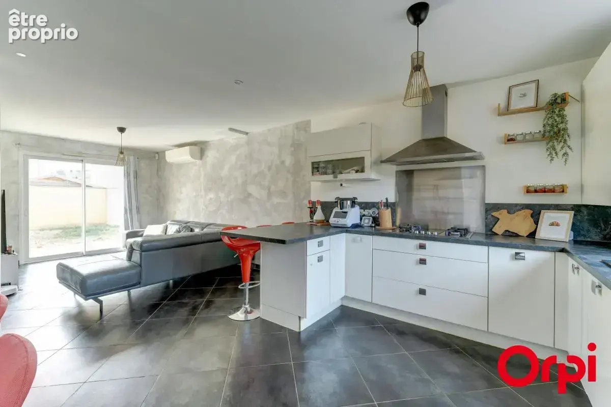 Maison récente de 105 m² avec quatre chambres sur un terrain de 317 m² à Vaulx-en-Velin - photo 3