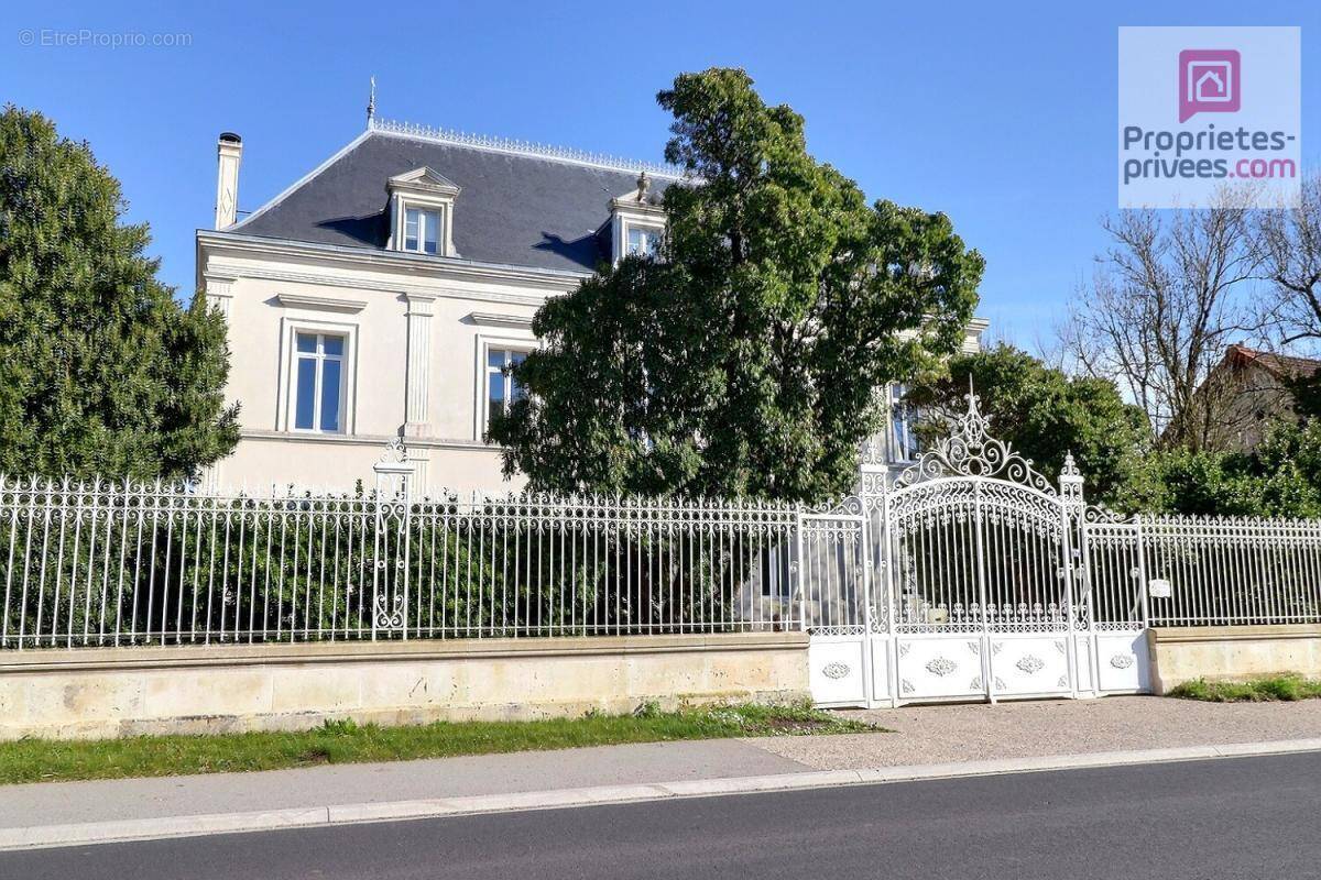 Maison à VILLENEUVE-LA-COMTESSE