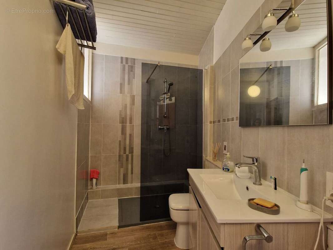 Salle d'eau ensuite - Maison à COUX-ET-BIGAROQUE