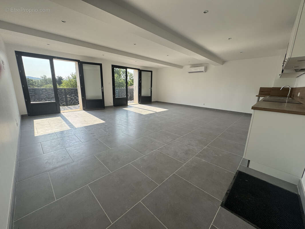 Appartement à SAINTE-CECILE-LES-VIGNES