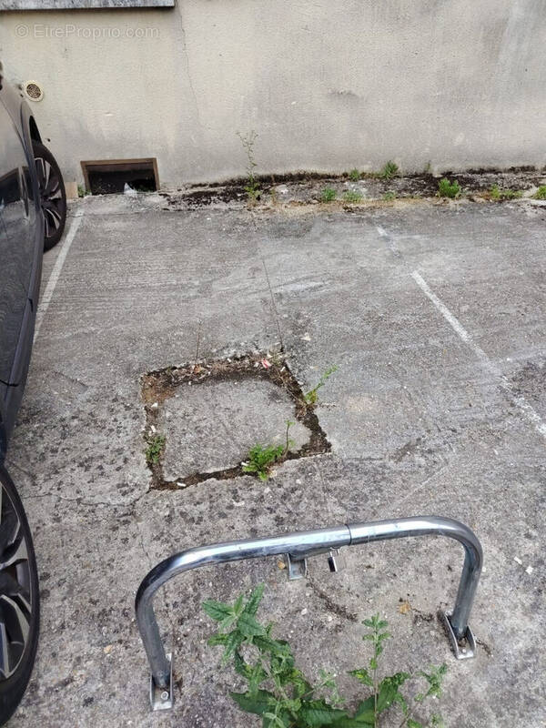 Parking à GUIGNES