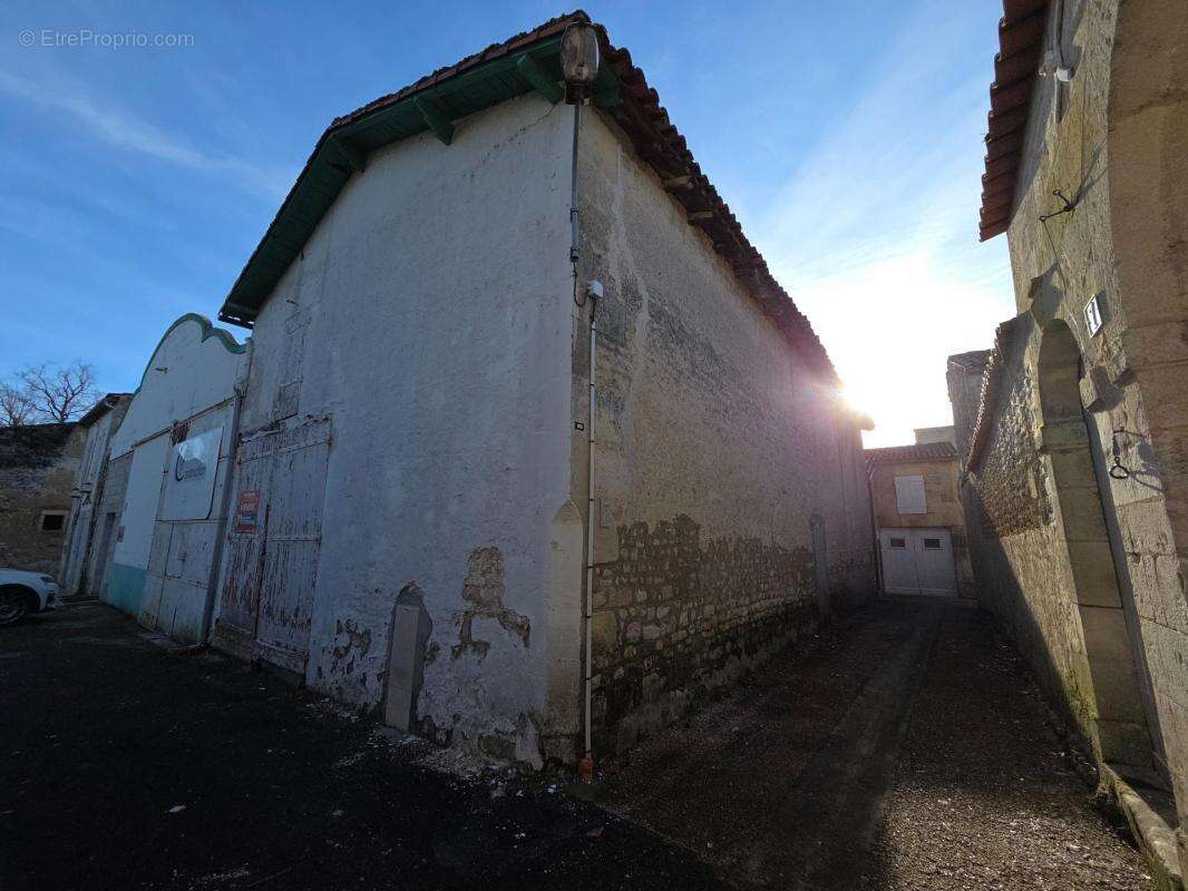 Parking à SAINT-JEAN-D'ANGELY