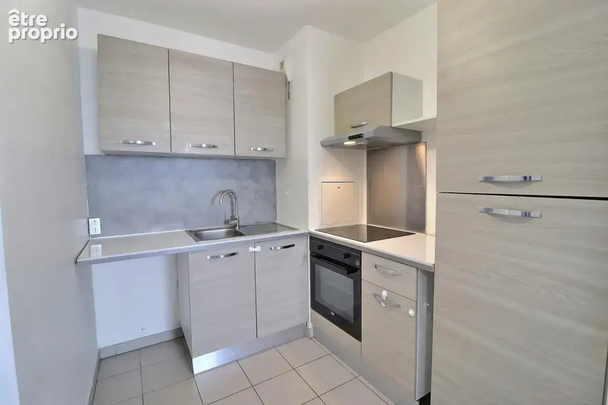 Libre : 2 pièces de 48 m² avec balcon et ascenseur dans résidence récente - photo 3