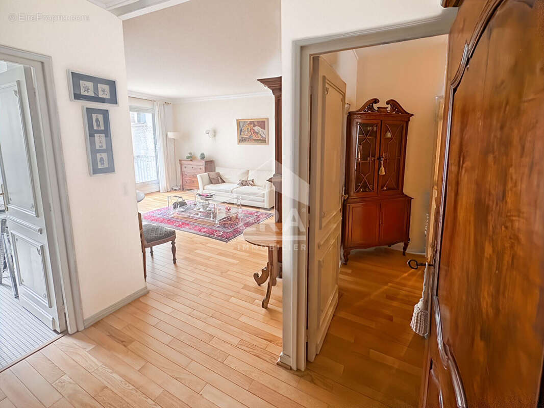 Appartement à PARIS-16E