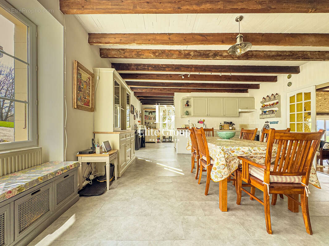 Maison à MONTMOREAU-SAINT-CYBARD