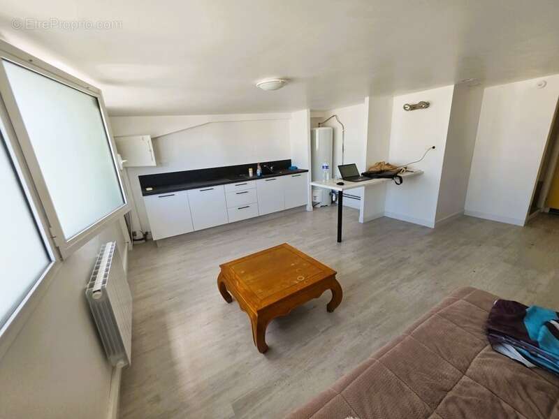 A MARENNES (17), A Vendre en coeur de zone d'activité Bâtiment commercial Mixte 383m², avec bureau-studio à l'étage - photo 9