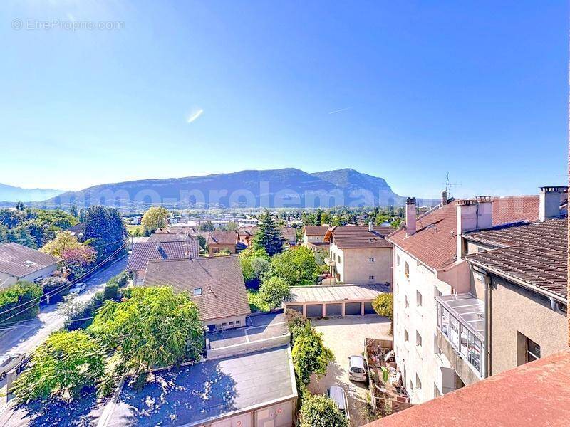 Appartement_T3_Ambilly_proche_frontière_Suisse_DOUANE_TRAM_CEVA_LEMAN_EXPRESS_GENEVE_VOIE_VERTE_secteur_calme_cuisine_moderne_équipée_ouverte_Séjour_Saleve_Vue_Dégagée - Appartement à AMBILLY